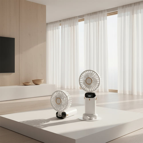 Mini ventilateur pliable posé debout sur une table, en mode support