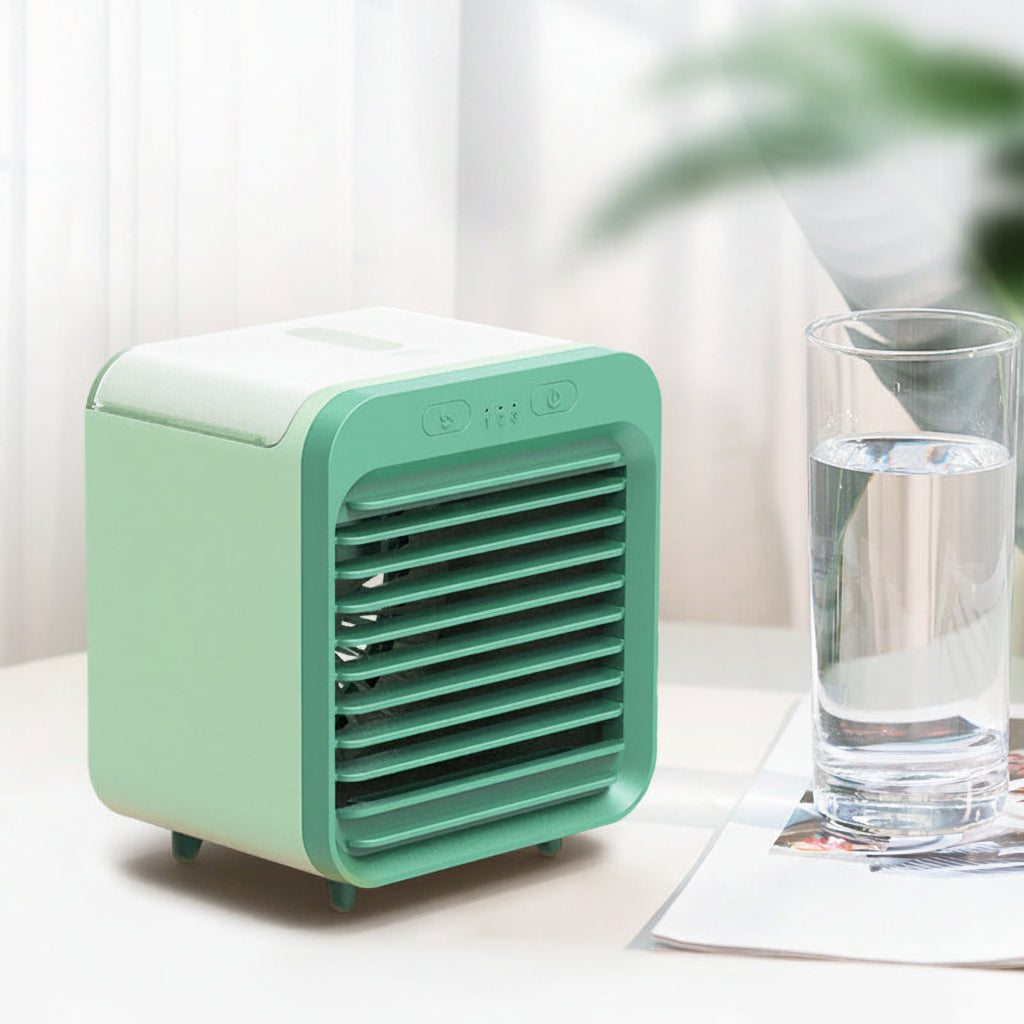 Câble USB branché à l'arrière du mini rafraîchisseur d'air Fraîcio
